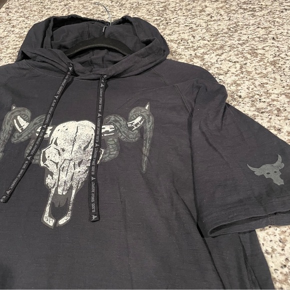 Under Armour x Project Rock Men Black Bull Skull Snake Short Sleeve Hoodie Sz M - Picture 3 of 9